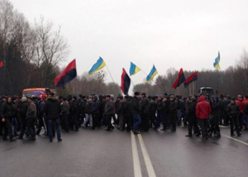 Новый метод ремонта дорог на Николаевщине? В Первомайске «Правый сектор» обещает перекрыть трассу, если яма не будет залатана