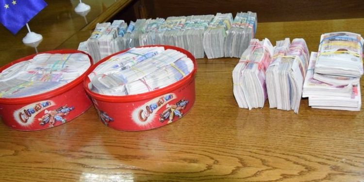 Двое украинцев в коробках из-под конфет пытались вывезти 100 тысяч фунтов и 400 тысяч злотых