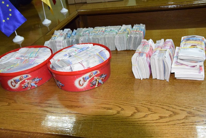 Двое украинцев в коробках из-под конфет пытались вывезти 100 тысяч фунтов и 400 тысяч злотых 3