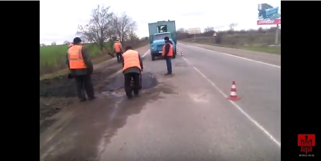 Оказывается, работает! На Николаевщине залатали яму, из-за которой «Правый сектор» намеревался перекрывать трассу на въезде в Первомайск