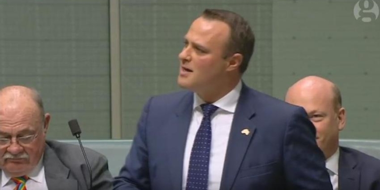 Впервые в Австралии. Депутат парламента прямо во время дебатов по однополым бракам сделал предложение своему партнеру