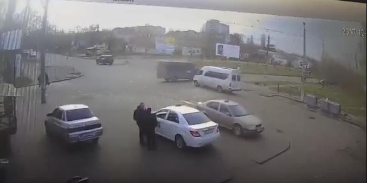 В Николаеве ВАЗ врезался в микроавтобус – 8 молодых людей в возрасте от 16 до 18 лет пострадали