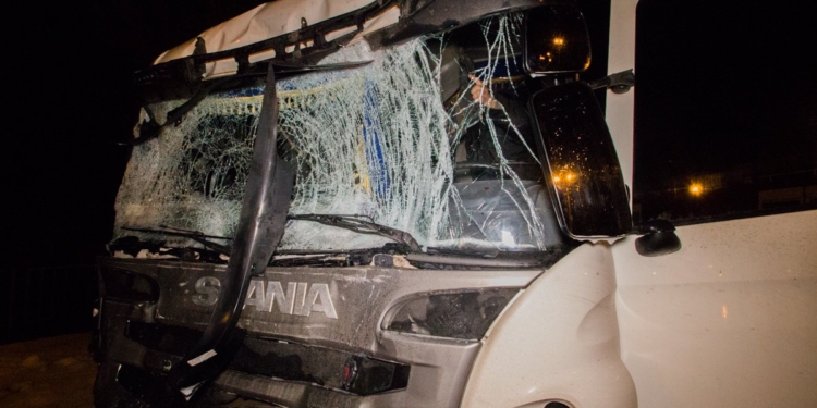 Тройное ДТП в Днепре – на дорогу вылилось 30 тонн дизтоплива