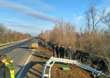 На  только что отремонтированном участке трассе Н-11 «Николаев-Днепр» фура слетела в кювет: водитель заснул за рулем