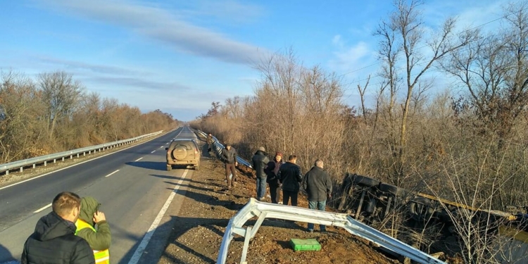 На  только что отремонтированном участке трассе Н-11 «Николаев-Днепр» фура слетела в кювет: водитель заснул за рулем