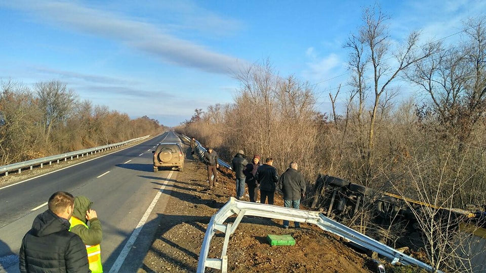 На только что отремонтированном участке трассе Н-11 «Николаев-Днепр» фура слетела в кювет: водитель заснул за рулем 1