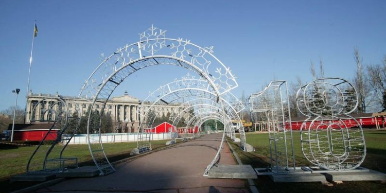 В Николаеве начали монтировать Главную елку