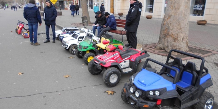 И мест грибных знать не надо: в Николаеве на ул. Соборной правоохранители в очередной раз изъяли нелегальные детские электромобили