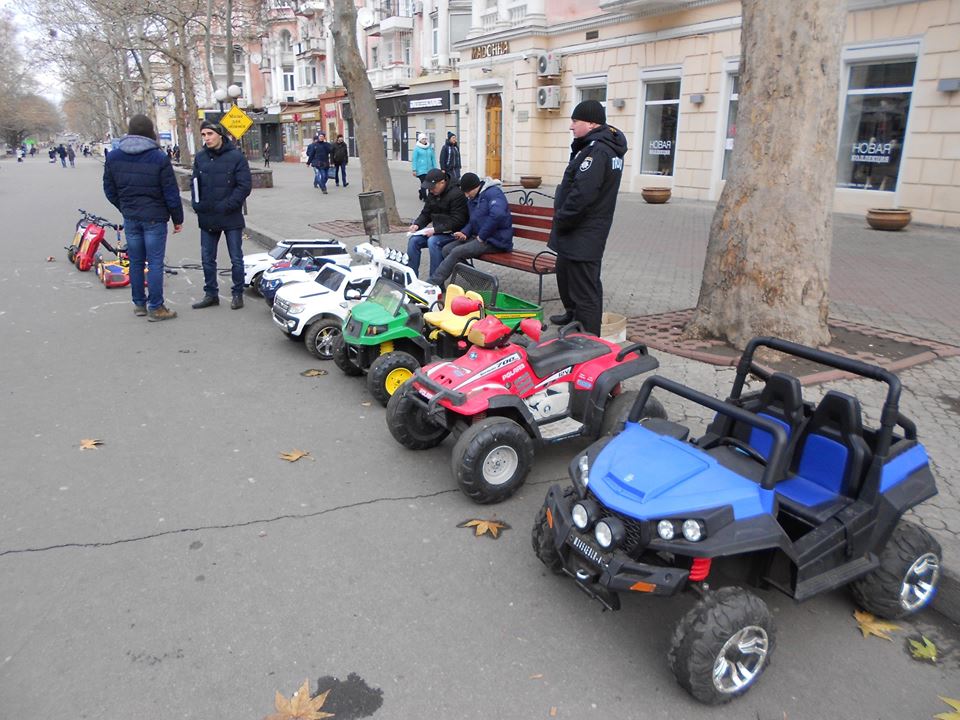 И мест грибных знать не надо: в Николаеве на ул. Соборной правоохранители в очередной раз изъяли нелегальные детские электромобили 1