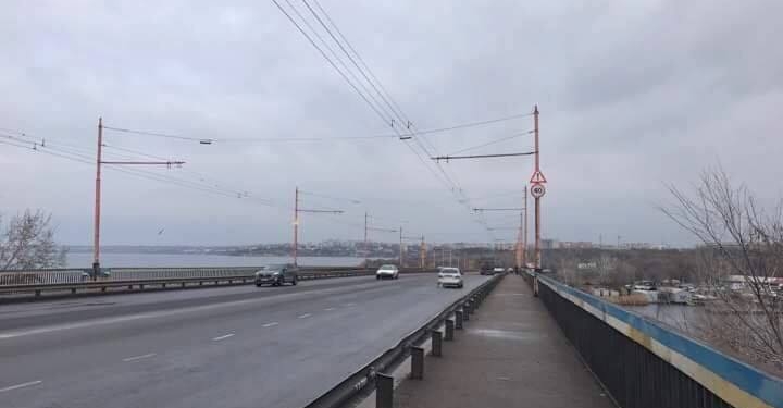 В Николаеве Ингульский мост очистили от рекламы