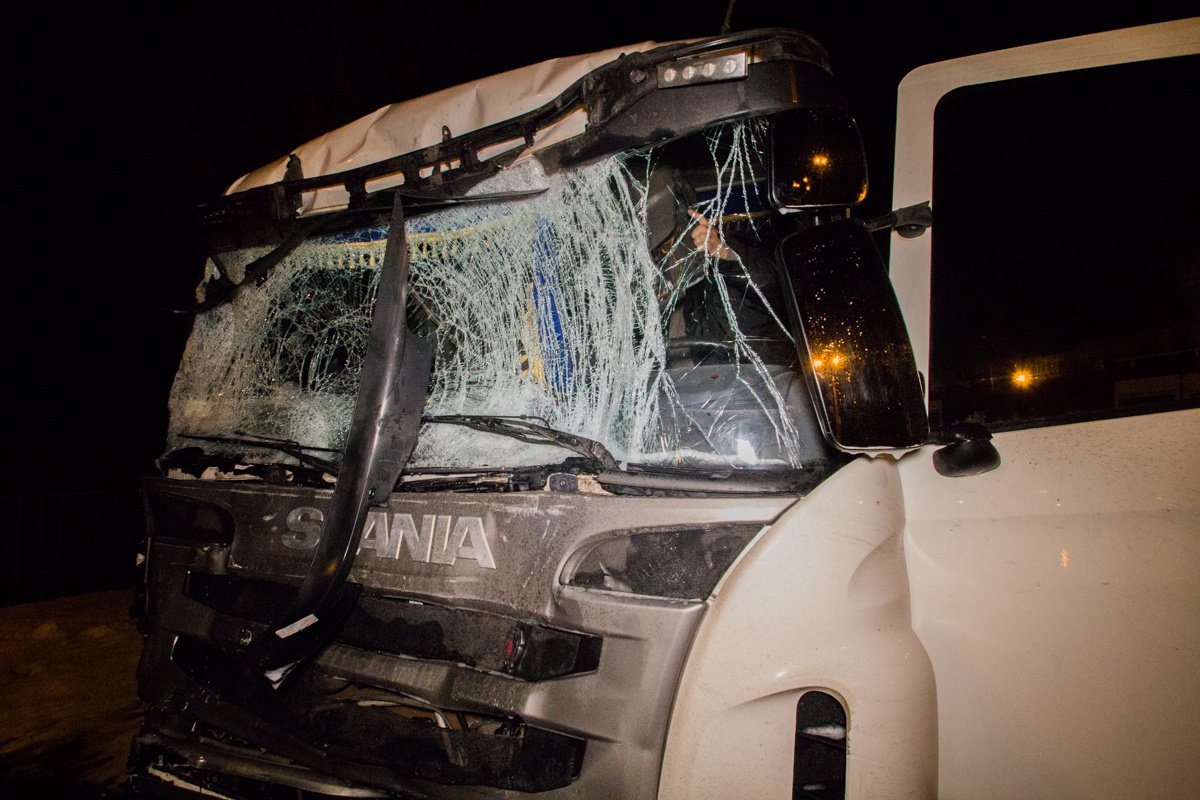 Тройное ДТП в Днепре – на дорогу вылилось 30 тонн дизтоплива