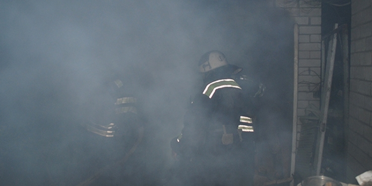 Попарились: две машины пожарных тушили частную сауну в Николаеве