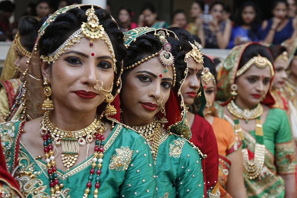 Уже не бесприданницы: индийский торговец бриллиантами одновременно выдал замуж 251 девушку 1