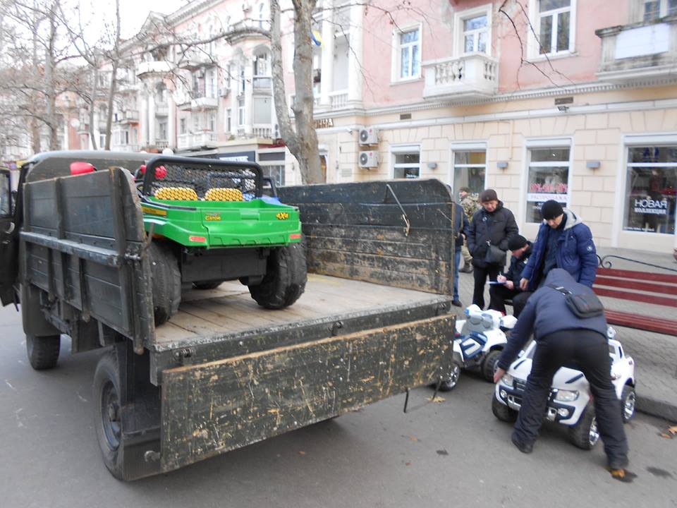 И мест грибных знать не надо: в Николаеве на ул. Соборной правоохранители в очередной раз изъяли нелегальные детские электромобили 19