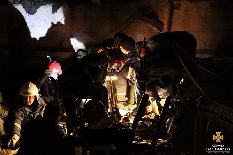 В Тернополе на заводе произошел взрыв: оказавшегося под завалами работника освободили 11