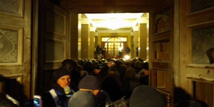 Полиция открыла два дела из-за попытки захвата Октябрьского дворца сторонниками Саакашвили