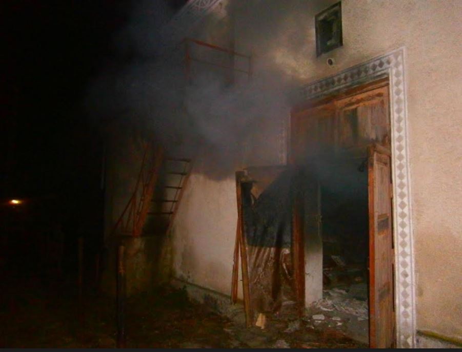 В Николаевской области горел заброшенный дом с мебелью. Мебель горела особенно хорошо 3