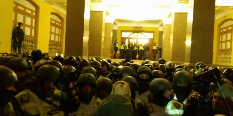 Полиция открыла два дела из-за попытки захвата Октябрьского дворца сторонниками Саакашвили