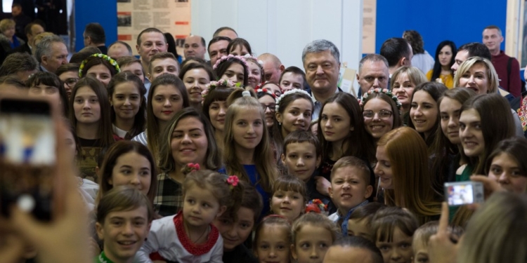 На добро. Порошенко презентовал “Книгу добра” – сборник историй о любви и человечности