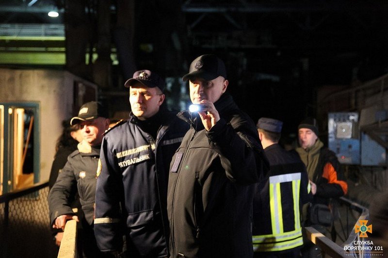 В Тернополе на заводе произошел взрыв: оказавшегося под завалами работника освободили 7