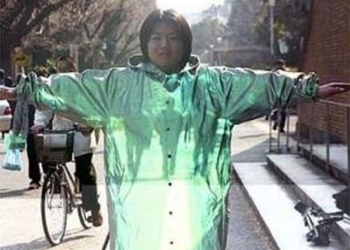 Не шапка, но все-таки. Китаец создал плащ-невидимку, но есть нюансы