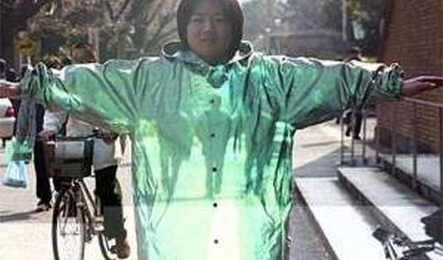 Не шапка, но все-таки. Китаец создал плащ-невидимку, но есть нюансы