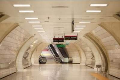 Ой, как больно. Нетрезвый британец решил проехаться между двумя эскалаторами. Тормозил причинным местом