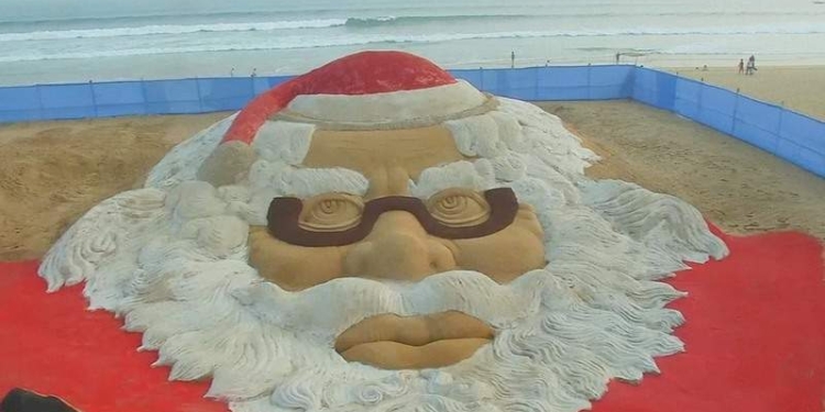 Огромный и из песка. В Индии на пляже изваяли Санта-Клауса