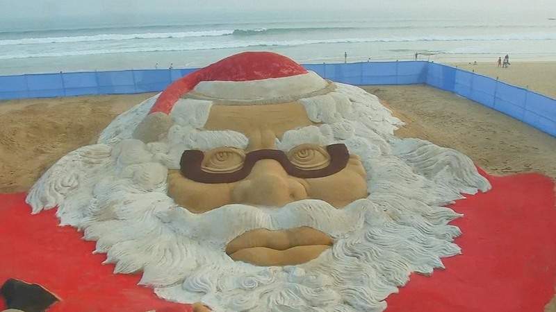 Огромный и из песка. В Индии на пляже изваяли Санта-Клауса 1