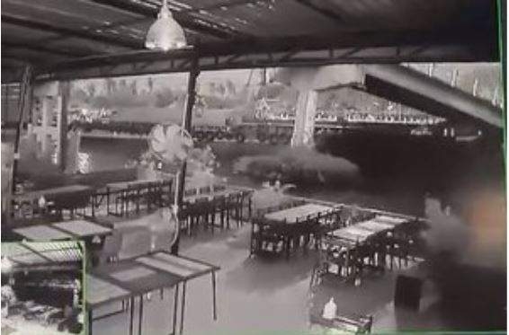 В Таиланде баржа врезалась в мост, который на нее и упал