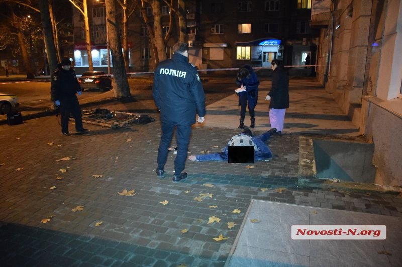 В Николаеве разбился насмерть морской пехотинец, упав в яму в центре города 1