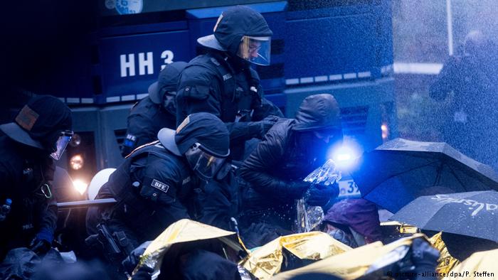 В Германии протестуют против съезда праворадикальной партии – полиция разгоняет демонстрантов водометами 1