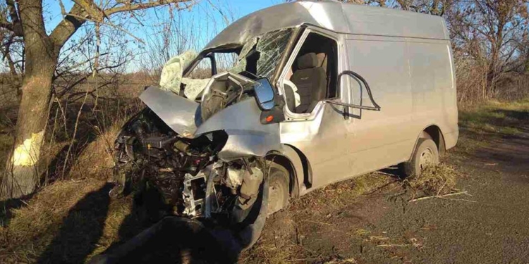 Микроавтобус всмятку: на Николаевщине в ДТП погибла женщина-пассажир
