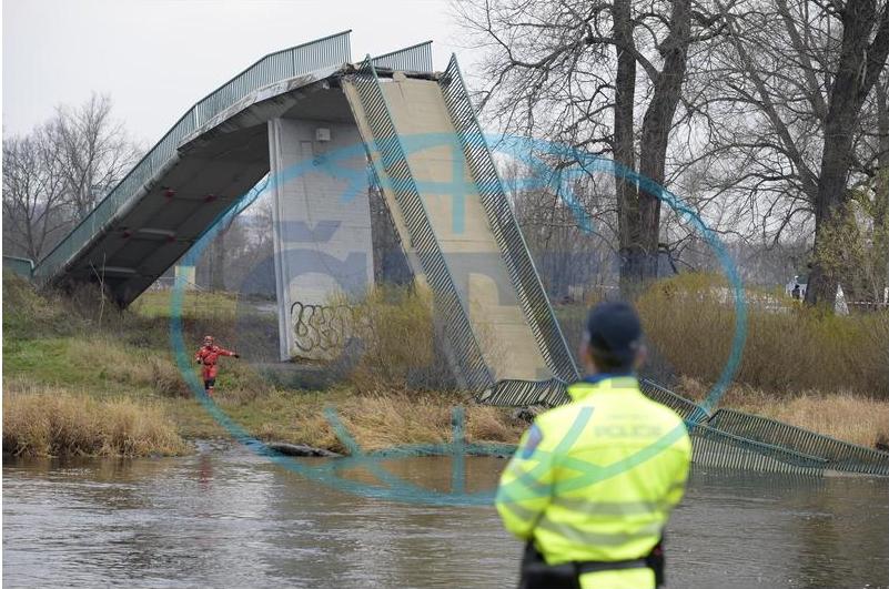 Состояние мостов – не только николаевская проблема: в Праге рухнул мост для пешеходов и велосипедистов 5