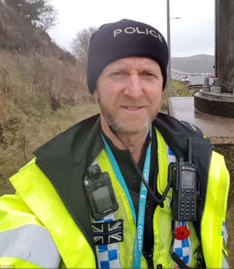 В Великобритании полицейский 15 минут удерживал фургон от падения с моста голыми руками 5