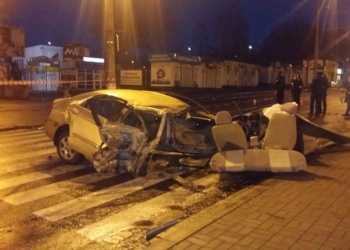 Удивительно, что остались живы: у стадиона в Николаеве авто врезалось сначала в киоск, потом – в электроопору