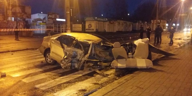 Удивительно, что остались живы: у стадиона в Николаеве авто врезалось сначала в киоск, потом – в электроопору