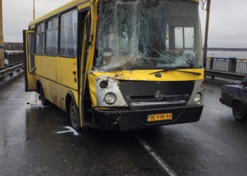 На Варваровском мосту в Николаеве столкнулись маршрутка и мусоровоз – пятеро пострадавших