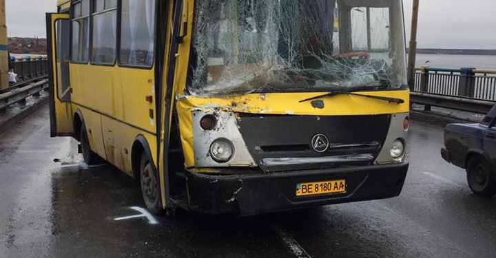 На Варваровском мосту в Николаеве столкнулись маршрутка и мусоровоз – пятеро пострадавших