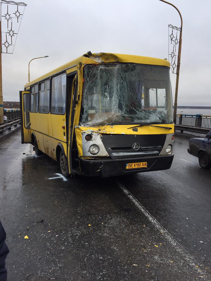 На Варваровском мосту в Николаеве столкнулись маршрутка и мусоровоз – пятеро пострадавших 3