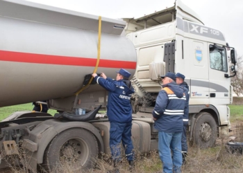 В Николаеве патрульные задержали автоцистерну с утечкой опасного вещества