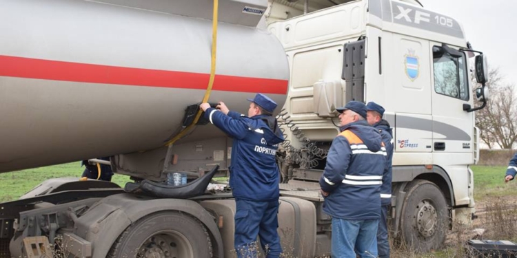 В Николаеве патрульные задержали автоцистерну с утечкой опасного вещества