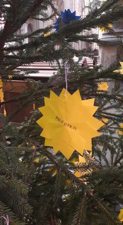 В Чехии елку украсили рождественскими звездами с названиями городов Донбасса 9