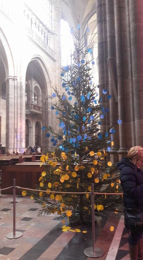 В Чехии елку украсили рождественскими звездами с названиями городов Донбасса 1