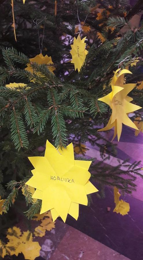 В Чехии елку украсили рождественскими звездами с названиями городов Донбасса 3