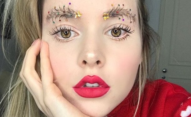 В интернете новая мода – девушки наряжают брови вместо елки