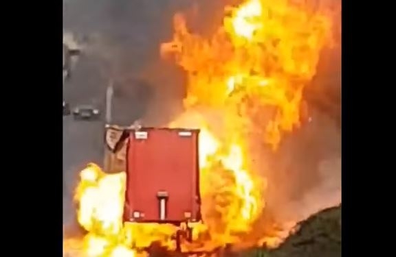 Ярко и зрелищно. В Великобритании попал в ДТП и загорелся грузовик, перевозивший аэрозольные баллончики