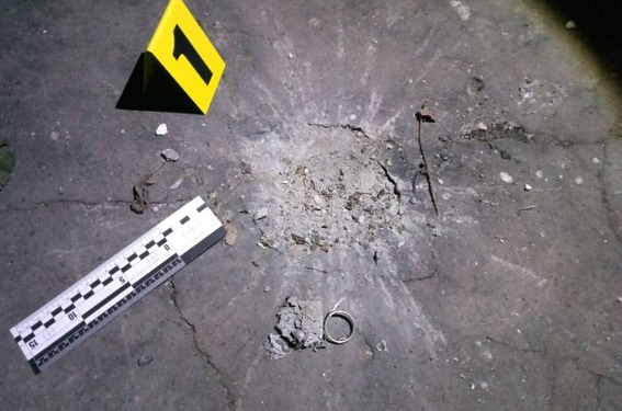 В Николаеве во двор частного дома бросили гранату и оставили похоронный венок