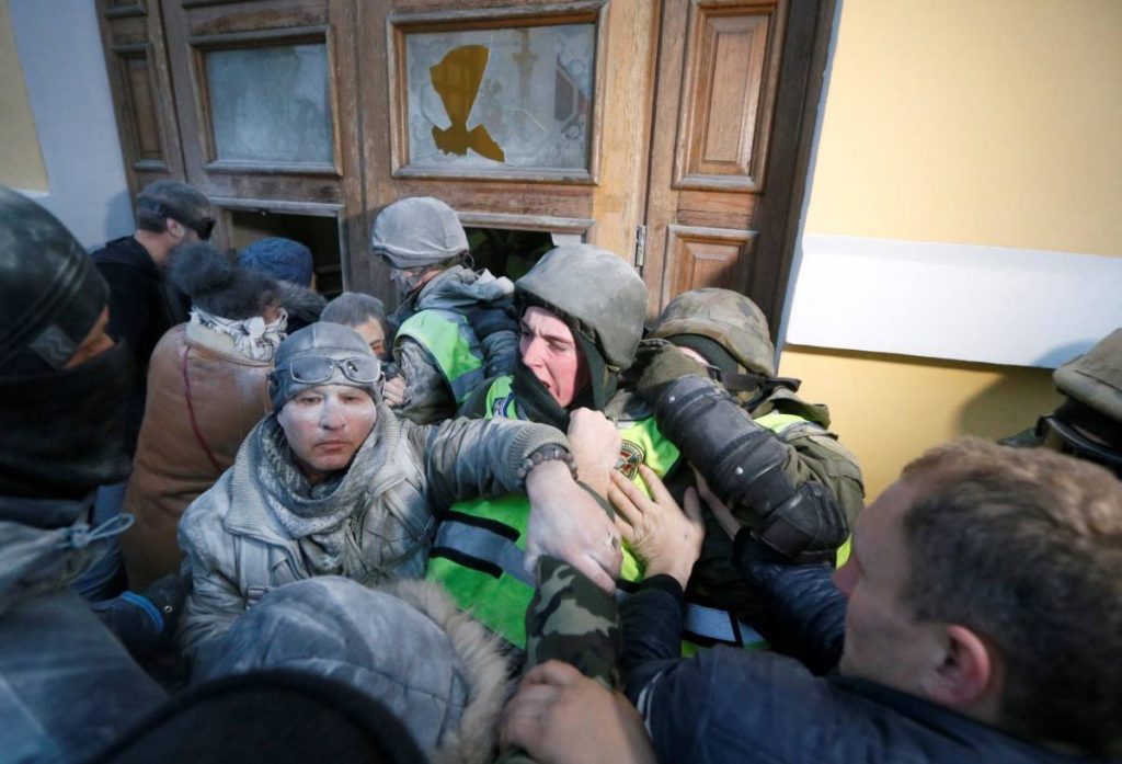 В МВД уточнили: вчера в стычках у Октябрьского дворца пострадали 60 нацгвардейцев 5