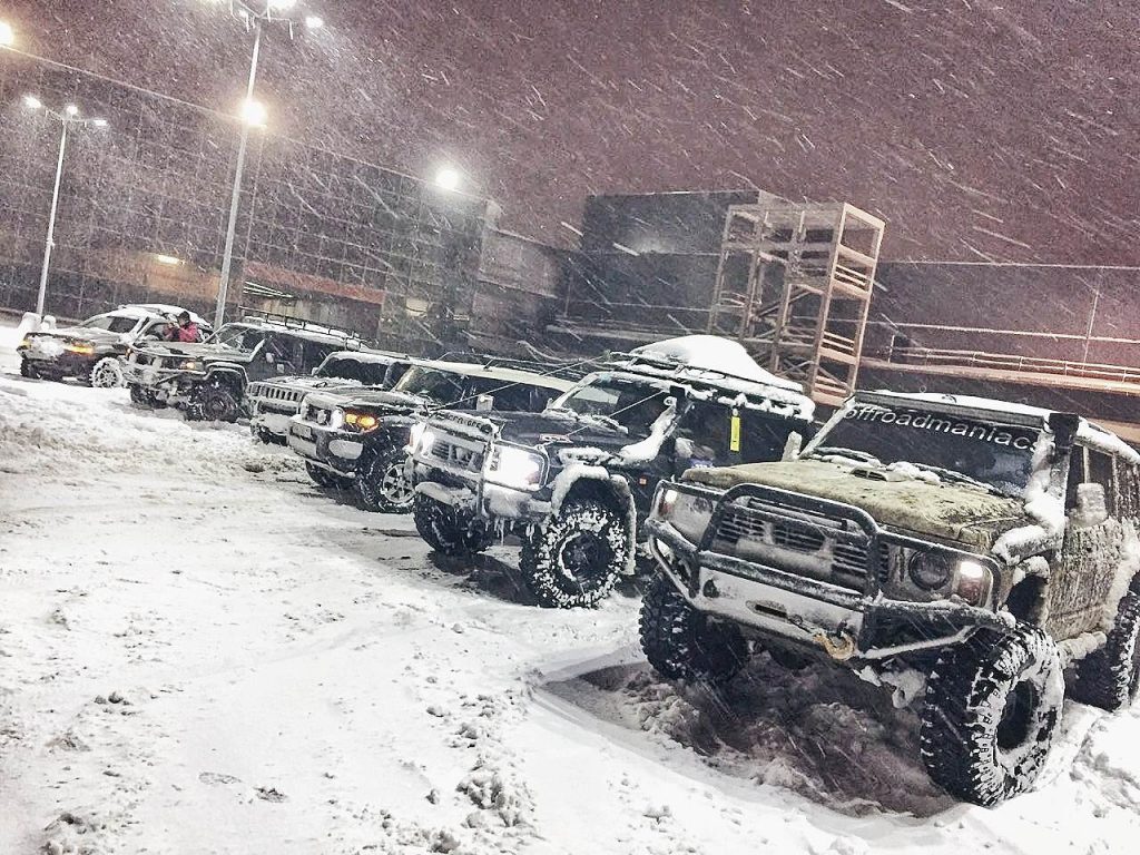 В Киеве застрявших в снегу спасают добрые люди из Клуба больших внедорожников. Николаевцам в Киев советуют только на поезде 5